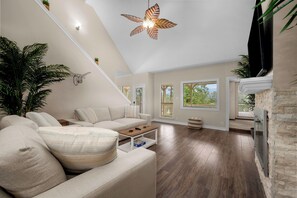 Smart TV, fireplace - Woodlands Area Lakeview Retreat (Conroe)