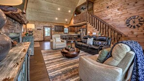 TV connectée, cheminée, espaces bureaux, écrans d'ordinateur