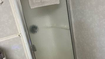 Dusch, handdukar, tvål och toalettpapper