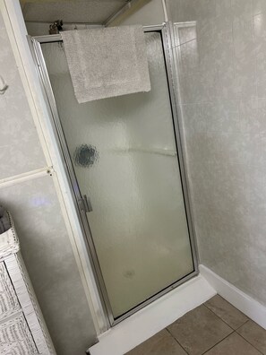 Ducha, toallas, jabón, papel higiénico