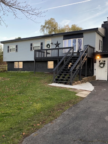 Charming  one bedroom downstairs apartment with living room , kitchen, and Wi-Fi