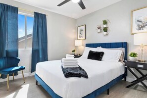 6 Schlafzimmer, Schreibtisch, Bügeleisen/Bügelbrett, Reisekinderbett