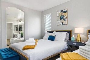 6 habitaciones, escritorio y tabla de planchar con plancha