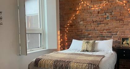 Downtown Loft Apartment with High Ceilings - Location Location Location