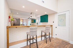 Køleskab, mikrobølgeovn, ovn, kogeplade