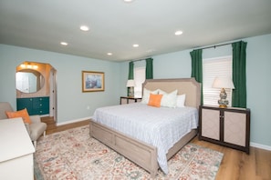 4 bedrooms, desk, iron/ironing board, free WiFi