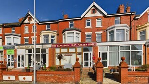 Un edificio de dos pisos con un cartel que dice The Blackpool Jean Martyn Hotel.