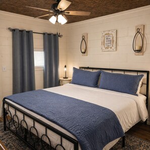 2 bedrooms, iron/ironing board, WiFi, bed sheets - 🚤 0.25mi to Boat Launch • Table Rock Cabin • Near Branson (Green Forest)