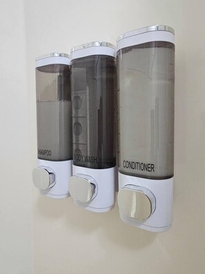 Douche, séchoir à cheveux, serviettes fournies