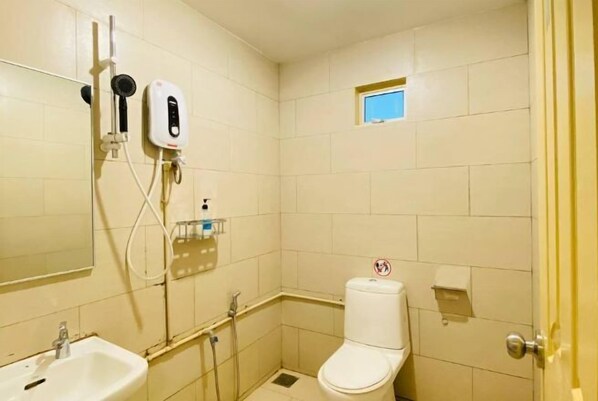 Room - Luna Guesthouse (Semporna)