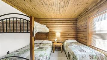 3 habitaciones, tabla de planchar con plancha y ropa de cama