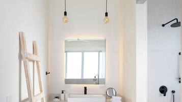 Douche, serviettes fournies, savon, papier de toilette