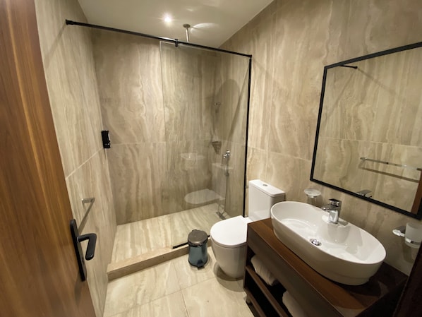 A modern bathroom with a glass-enclosed shower, a white toilet, and a vanity with a sink. - Luma Pyramids Boutique Hotel (Giza)