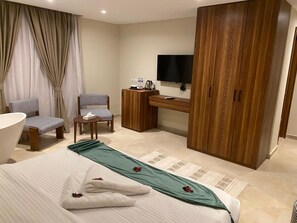 Executive King Room Panoramic Pyramids View & Balcony