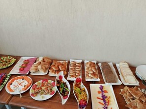 Breakfast buffet - The Nomad Pyramids Boutique Hotel (Giza)