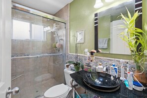Douche, serviettes fournies, savon, papier toilette