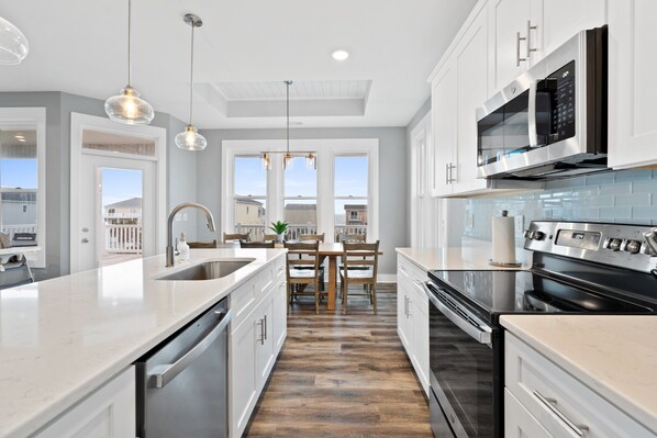 Réfrigérateur, micro-ondes, plaque de cuisson, lave-vaisselle