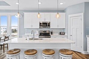 Réfrigérateur, micro-ondes, plaque de cuisson, lave-vaisselle