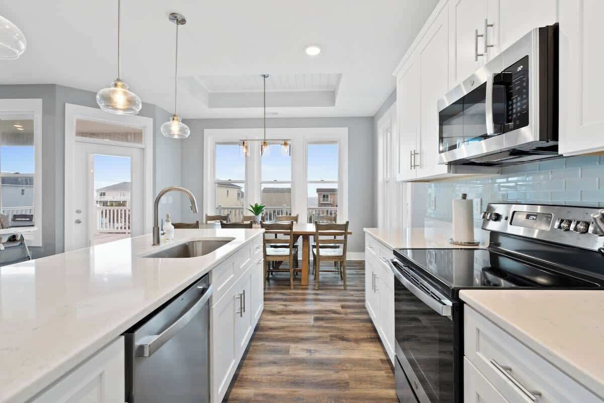 Geladeira, micro-ondas, cooktop, lava-louças