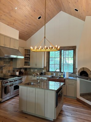 Fridge, microwave, oven, stovetop - Custom 5-bedroom, 4.5 bath, 4,052 sqft mountain retreat located in Cordillera! (Edwards)
