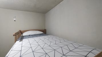 1 habitación, tabla de planchar con plancha, wifi gratis y ropa de cama
