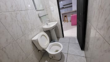 Secadora de cabello, toallas, jabón, papel de baño