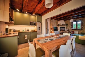 Fridge, microwave, oven, stovetop - Villa Lena Istria (Istria - Čabrunići) (Čabrunići)