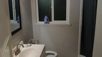 Regadera, toallas, jabón, papel de baño