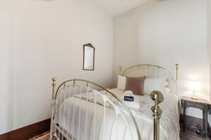 1 habitación, escritorio, tabla de planchar con plancha y wifi gratis 