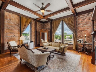 Elegant 1BR Loft in Historic Downtown Newberg – The 1888
