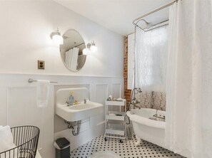 Secadora de cabello, toallas, jabón, shampoo 