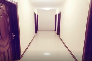 A narrow hallway with doors on both sides, leading to rooms. - Shunhang Hotel (Harbin Taiping International Airport Branch) (Harbin)