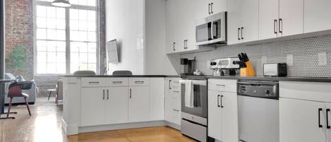 Frigorifero, microonde, forno, piano cottura