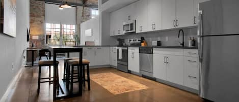 Refrigerador, microondas, horno, placa de cocina
