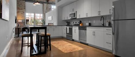 Een koelkast, een microgolfoven, een oven, een kookplaat