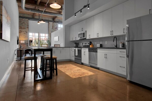 ثلاجة، ميكروويف، فرن، موقد طهي مسطح