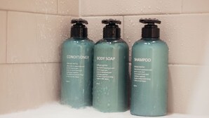 Tres artículos de aseo en una ducha.