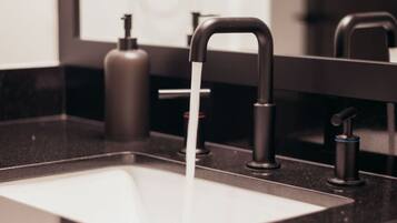 Sèche-cheveux, serviettes fournies