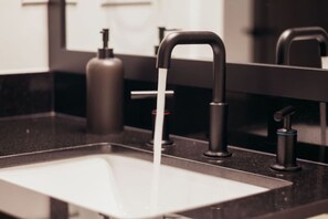 ヘアドライヤー、タオル