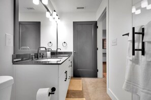 Een haardroger, handdoeken