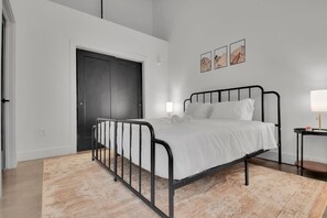 2 室のベッドルーム、デスク、アイロン / アイロン台、WiFi (無料)