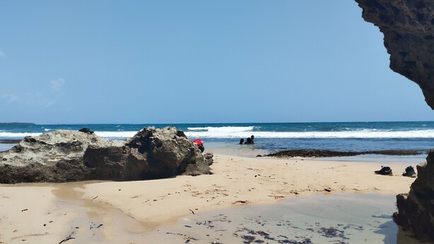 A beach with rocky formations and waves. - Serene villa on Wasini island, mkwiro village pet friendly  (Kwale County)