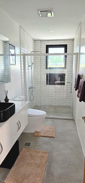 Ducha, secador de pelo, bidet, toallas