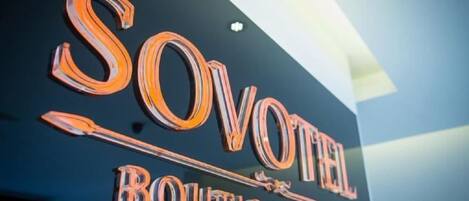 Skilt for 'SOVOTEL BOUTIQUE HOTEL' med et moderne design.