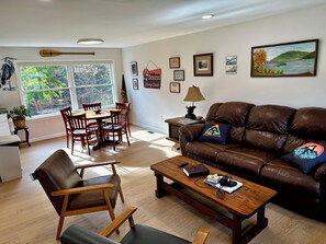 Smart-TV, bøker og stereoanlegg