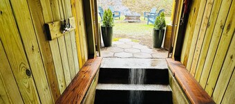 Charming 3-bedroom house on Stony Creek with Private Creek and Mountain View 