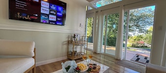 Centrally located St. Louis and Arch view. Complimentary water,wine & breakfast