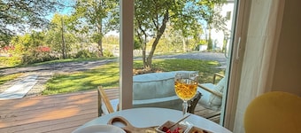 Centrally located St. Louis and Arch view. Complimentary water,wine & breakfast