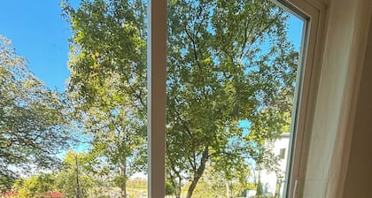 Centrally located St. Louis and Arch view. Complimentary water,wine & breakfast