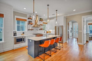 Maison (5 Bedrooms) | Cuisine privée | Réfrigérateur, micro-ondes, four, plaque de cuisson